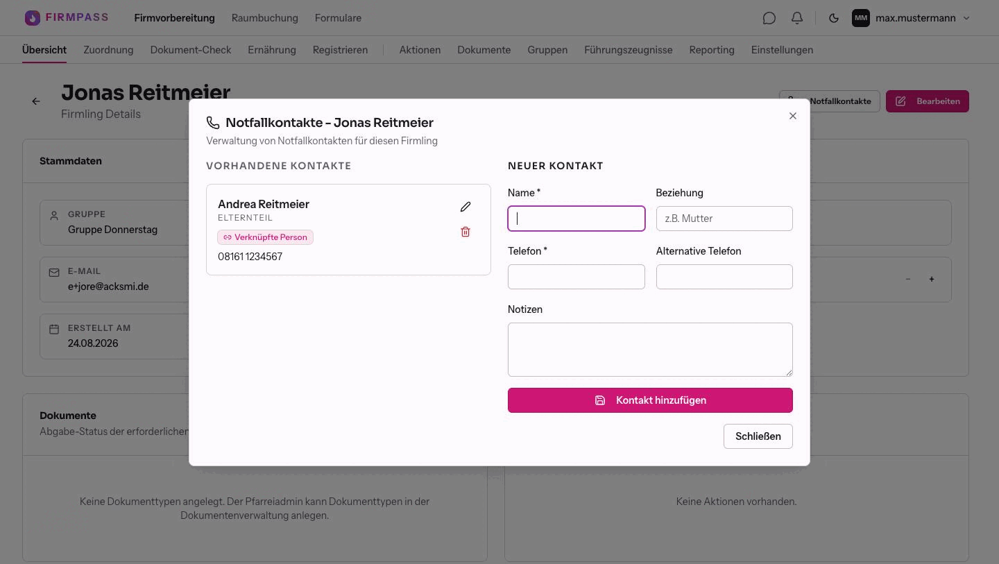 Das Fenster Notfallkontakte mit einem vorhandenen Elternteil links und dem Formular für einen neuen Kontakt rechts.