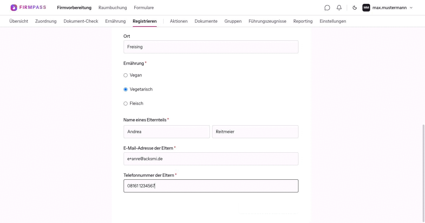 Der untere Teil des Formulars mit der Auswahl Ernährung und den Feldern für Name, E-Mail-Adresse und Telefonnummer der Eltern.