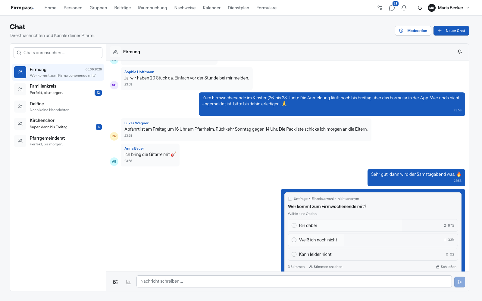 Gruppenchat der Firmvorbereitung in Firmpass mit Nachrichten von Firmleitung und Firmlingen und einer Umfrage „Wer kommt zum Firmwochenende mit?“